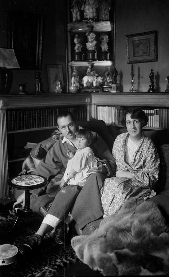 Vikonts Šarls de Noajs ar sievu Mariju Loru un abu meitu Loru Madelēnu Terēzu Mariju. Parīze, 1925. gada decembris (Foto: AFP/LETA)