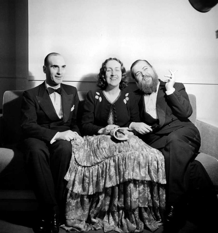 No kreisās: franču rakstnieks Boriss Košno, Marija Lora de Noaja un franču mākslinieks Kristiāns Berārs, 1938 (Foto: AFP/LETA)