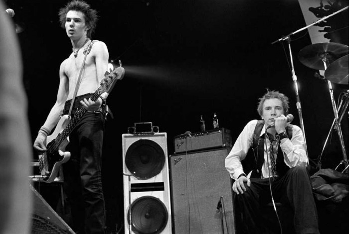 Sids Višess un Džonijs Rotens 1978. gada 5. janvāra koncertā Atlantā. Divas nedēļas vēlāk Džonijs pametīs grupu koncertturnejas vidū un Sex Pistols izjuks. (Foto: Tom Hill/WireImages)