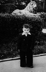 Vērmanes dārzā (toreiz – Kirova parkā) pie lauvas, 1950 (Foto no personiskā arhīva)