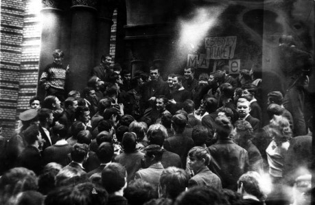 “Brīvību ģitārai!”- pirmā publiskā protesta akcija Rīgā, pie Kristus Dzimšanas Katedrāles (tolaik - Planetārija), 1966 (Foto no personiskā arhīva)