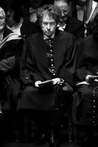 Bobs Dilans saņem St. Andrews universitātes goda doktora grādu 2004. gadā (Foto: AFP/LETA)