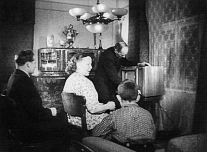 Televīzijas ienākšana Latvijas iedzīvotāju mājās. Kinožurnāls “Padomju Latvija” Nr. 48, 1954. gada decembris. Režisors Hermanis Šuļatins (Foto no Valsts Kinofotofono dokumentu arhīva)