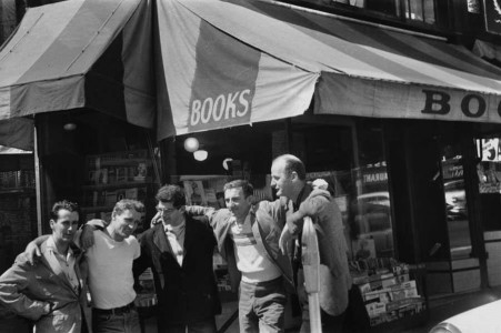Leģendārie bīta rakstnieki Bobs Donlins, Nīls Kesedijs, Alens Ginsbergs, Roberts Lavinja un Lorenss Fērlingeti pie Ferlingeti City Lights Bookstore Sanfrancisko. Alena Ginsberga fotogrāfija, 1956
