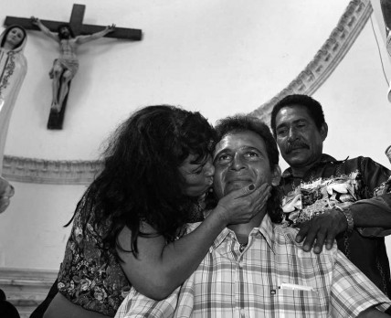 Lusio Rendons ar māti Sanblasas baznīcā (Foto: AFP/LETA)
