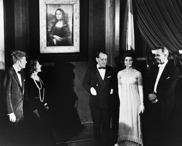 Pie Baltajam namam aizdotās “Monas Lizas”: (no kreisās) prezidents Džons Kenedijs, Malro sieva Madelēna, Anrē Malro, Žaklīna Kenedija, viceprezidents Džonsons, 1963 (Foto: Corbis/Scanpix)
