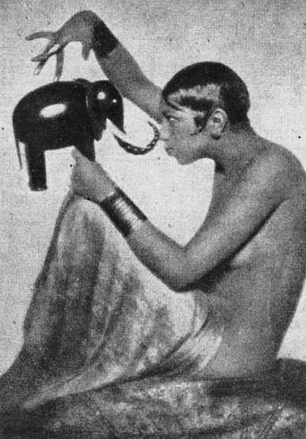 Rēviju zvaigznes Žozefīnes Beikeres atrādīšana žurnālā Atpūta 1927. gadā