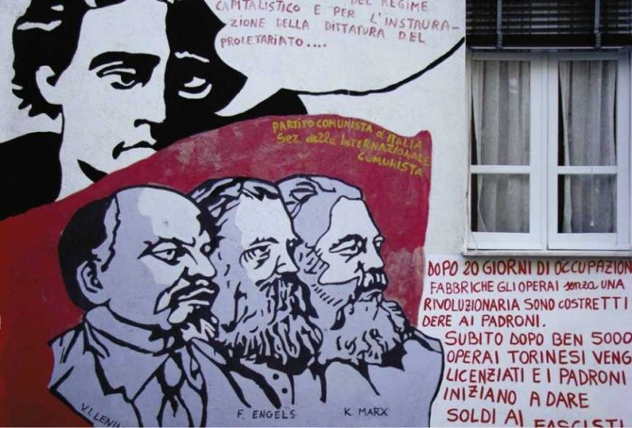 Kārlis Markss, Frīdrihs Engelss, Vladimirs Ļeņins, viņiem aiz muguras - itāļu komunistu ikona Antonio Gramši (Foto: Ilmārs Šlāpins)