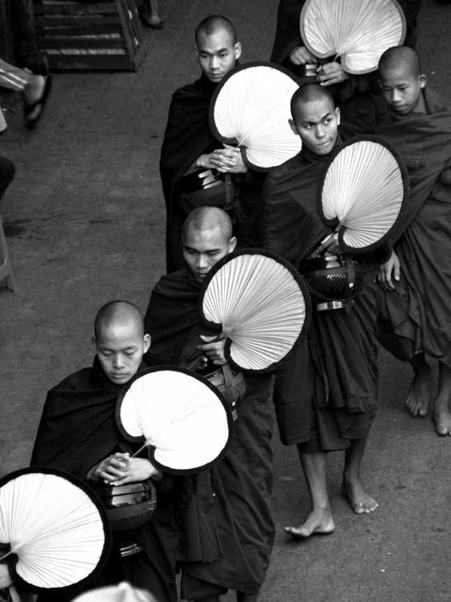 Theravādas mūki ziedojumu vākšanas rīta gaidās (Foto: Ilmārs Šlāpins)