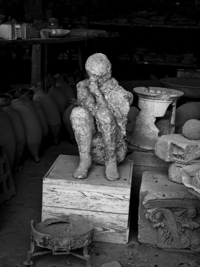 Izvirdumā bojā gājušā Pompeju iedzīvotāja ģipša atlējums (Foto: Pauls Bankovskis)