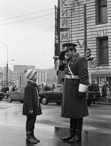 Milicis un zēns pie Bērnu pasaules Lubjankas (bijušajā Dzeržinska) laukumā, 70. gadi (Foto: AFP ImageForum)