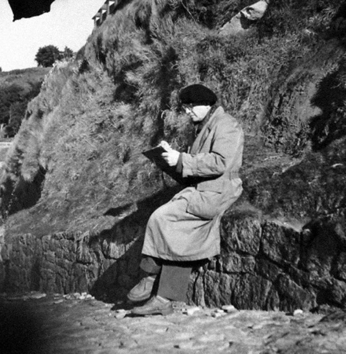 Olivjē Mesiāns pieraksta putnu dziesmas (Foto: No grāmatas Peter Hill, Nigel Simeone. Messiaen, 2005.)
