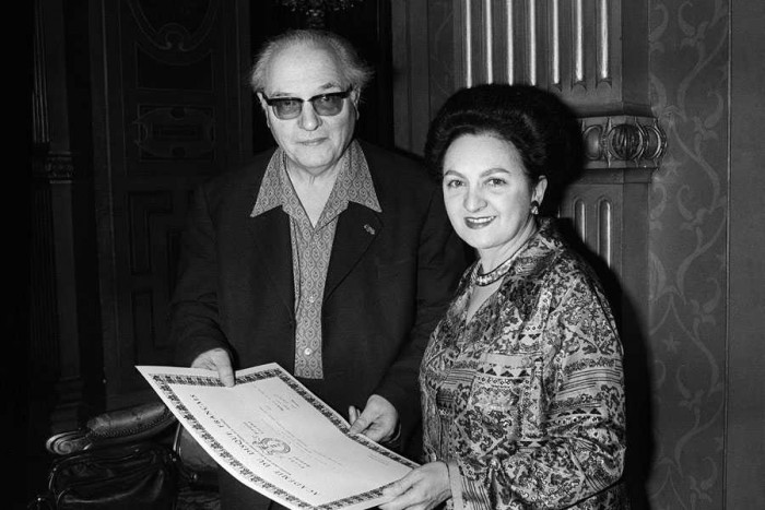 Olivjē Mesiāns saņēmis balvu Grand Pris du disque, kopā ar otro sievu Ivonnu Lorio. 1977. gada 28. janvārī (Foto: Imageforum/AFP)