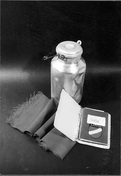 No kuģa "Bremerhaven" izglābtie priekšmeti - Ausmas mātei Lūcijai Apsītei rokās bija alumīnija piena kanniņa ar cukuru, Ausmai ap kaklu - vilnas šallīte un kabatā - dienasgrāmata (Foto no Okupācijas muzeja arhīviem)