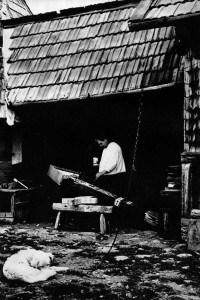 Joans Stans Petrašs pie savas mājas Sepincā, 60.gadi (Foto - Jons Miklea-Mihale)