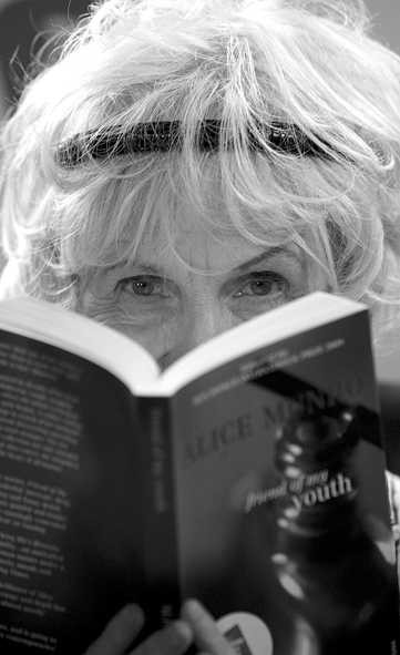 "Par daiļradi, kurā ir viss - no rasas lāses līdz kosmosam." 2013. gada Nobela prēmija literatūrā piešķirta kanādiešu rakstniecei Alisei Manro. Foto: Imageforum/LETA