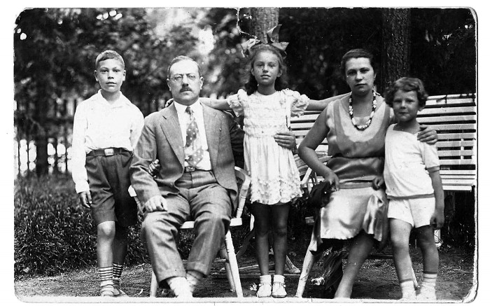 Vestermaņu ģimene Avotos (starp Bulduriem un Dzintariem), māte Roza, tēvs Ābrams, 1. no kreisās Marģers, blakus māsa Soņa un brālis Arons, 1929. Foto no Marģera Vestermaņa personiskā arhīva