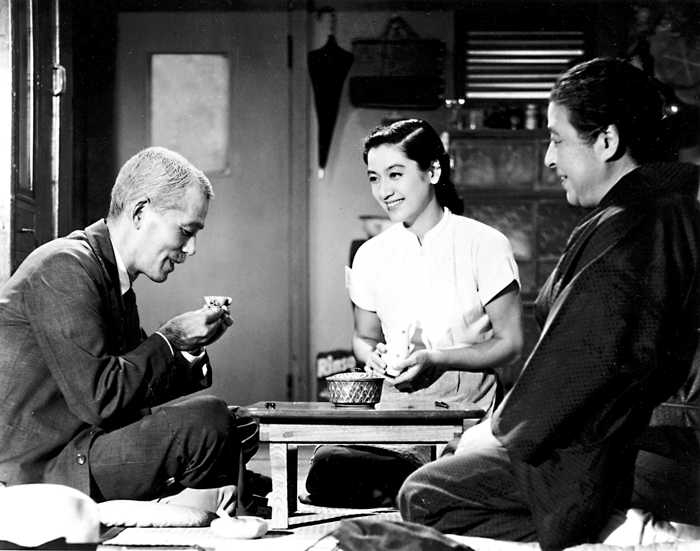 "Es nezinu nevienu citu režisoru, kura pasaulē es gribētu dzīvot." Kadrs no Jasudziro Ozu filmas "Tokijas stāsts", 1953. (Foto: Imageforum/LETA)