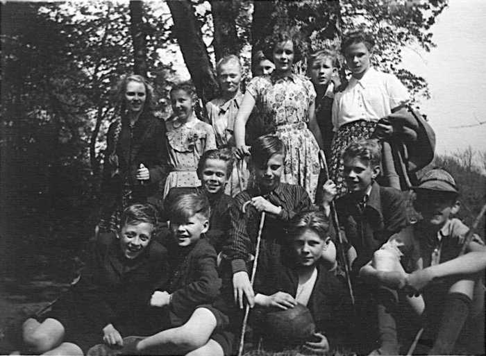 Jaņa Rozentāla Rīgas Mākslas skolas 7. klases skolnieki Siguldā, Mākslinieku kalnā, 1958. g.